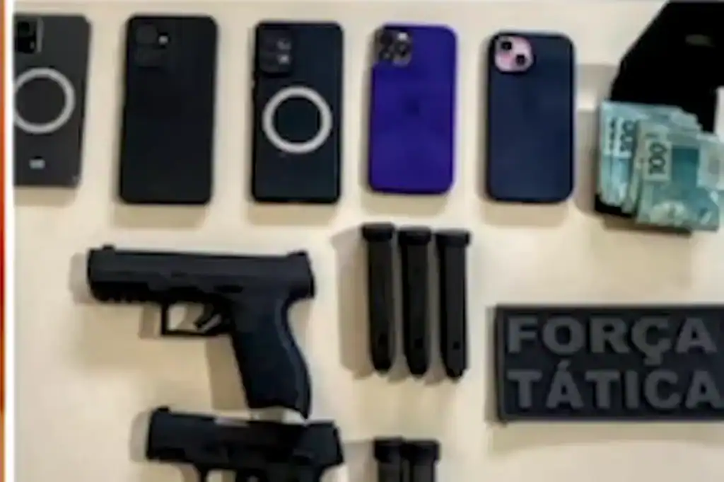 Objetos apreendidos com os irmãos suspeitos do furto: armas, celulares e dinheiro.