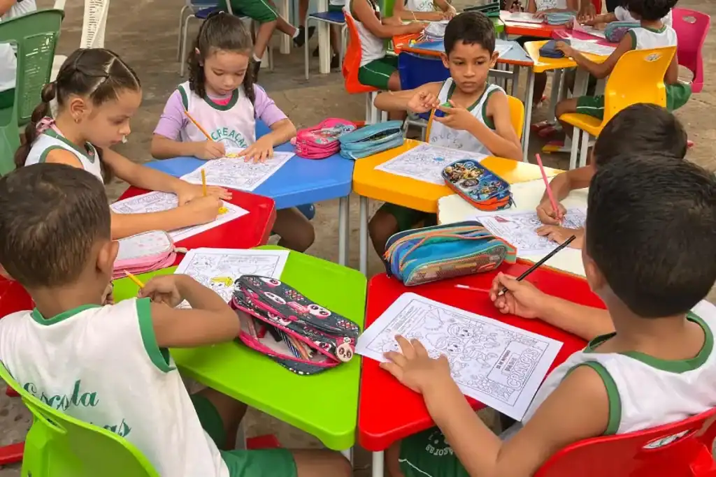 Crianças participando do concurso Soletrando na Escola Pitágoras.