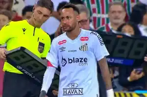 Neymar em campo com uniforme do Santos