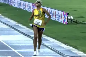 Keyla Barros celebrando a medalha de ouro no Mundial Paralímpico na Índia.
