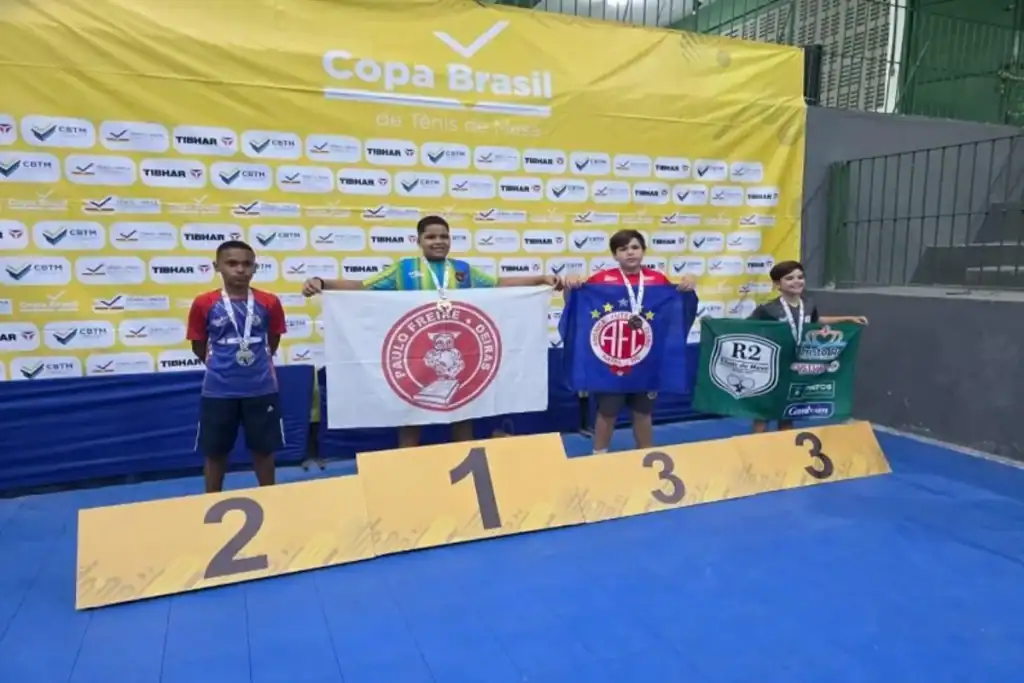 Jovens atletas da AOTM com suas medalhas na Copa Brasil de Tênis de Mesa em Caruaru.