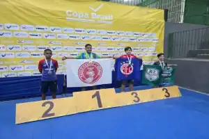 Jovens atletas da AOTM com suas medalhas na Copa Brasil de Tênis de Mesa em Caruaru.
