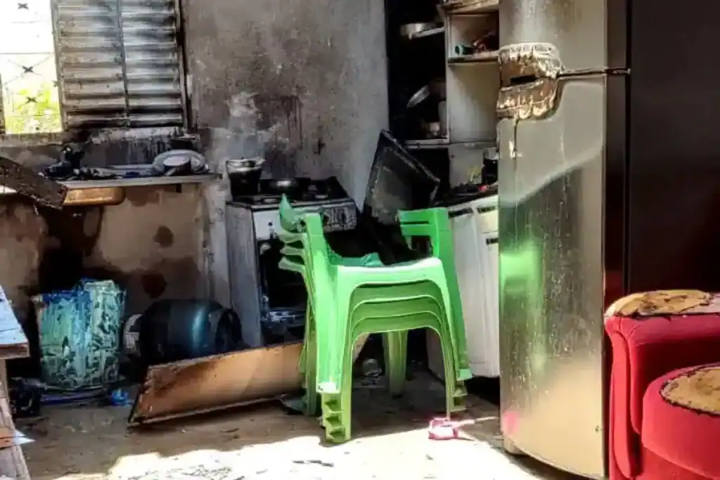 Dona de casa ferida na explosão após botijão de gás explodir no Morro da Cruz, em Amarante. Imagem mostra os danos causados pelo fogo.