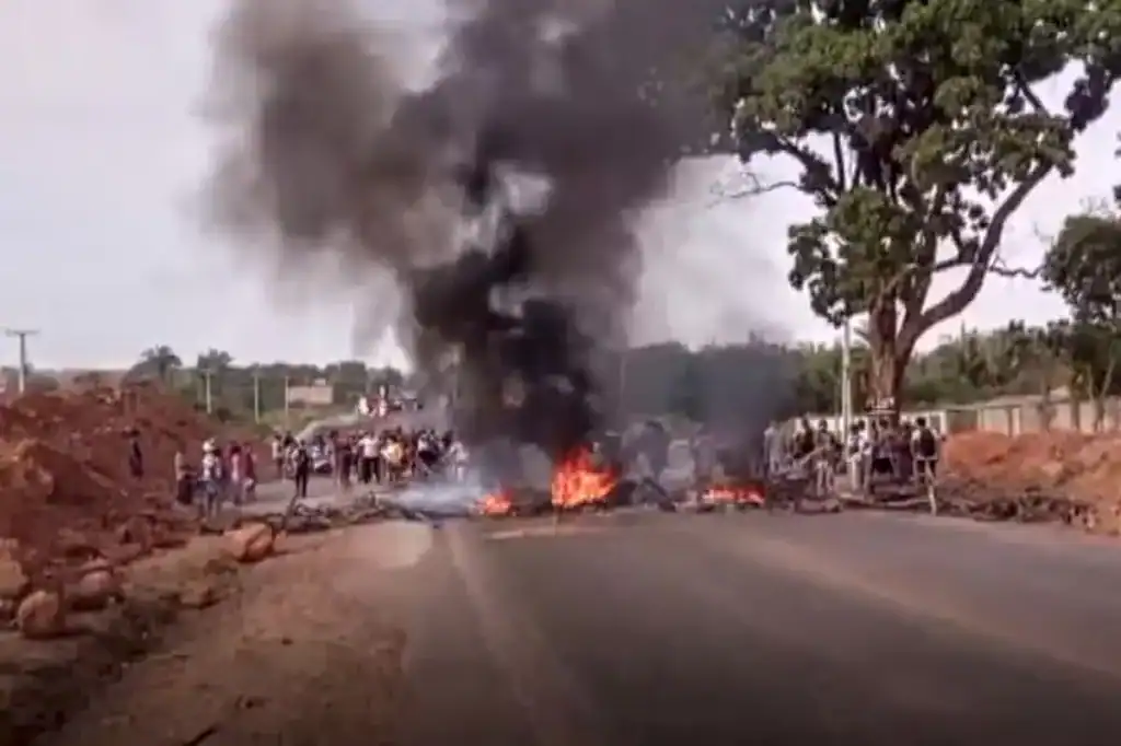 Bloqueio na BR-222 com pneus e madeira em chamas na pista