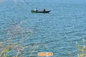 Bombeiros em bote realizando buscas no Açude Ingazeiras