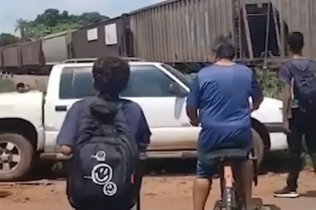 Caminhonete danificada após ser atingida por locomotiva na linha férrea em Estreito (MA).