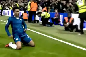 Estêvão comemora o gol decisivo após vencer o goleiro do Liverpool