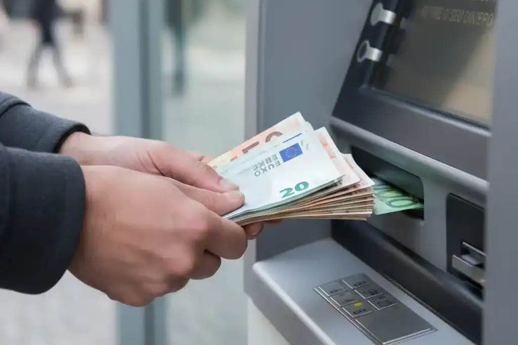 Cliente usando cartão para fazer um saque em terminal de correspondente bancário