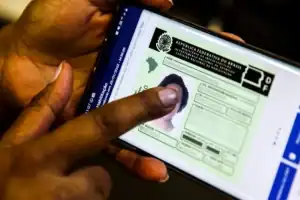 Pessoa segurando a nova Carteira Nacional de Habilitação (CNH)