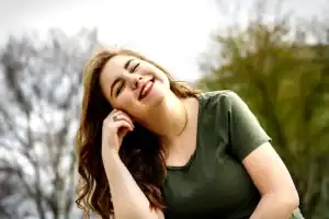 Pessoa refletindo simbolizando autoconhecimento