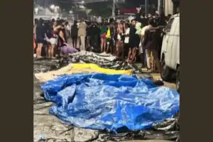 Imagem aérea dos corpos enfileirados na praça do Complexo da Penha, Rio de Janeiro