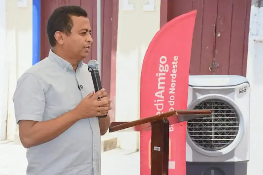 Deputado federal Dr. Francisco durante inauguração em Amarante]