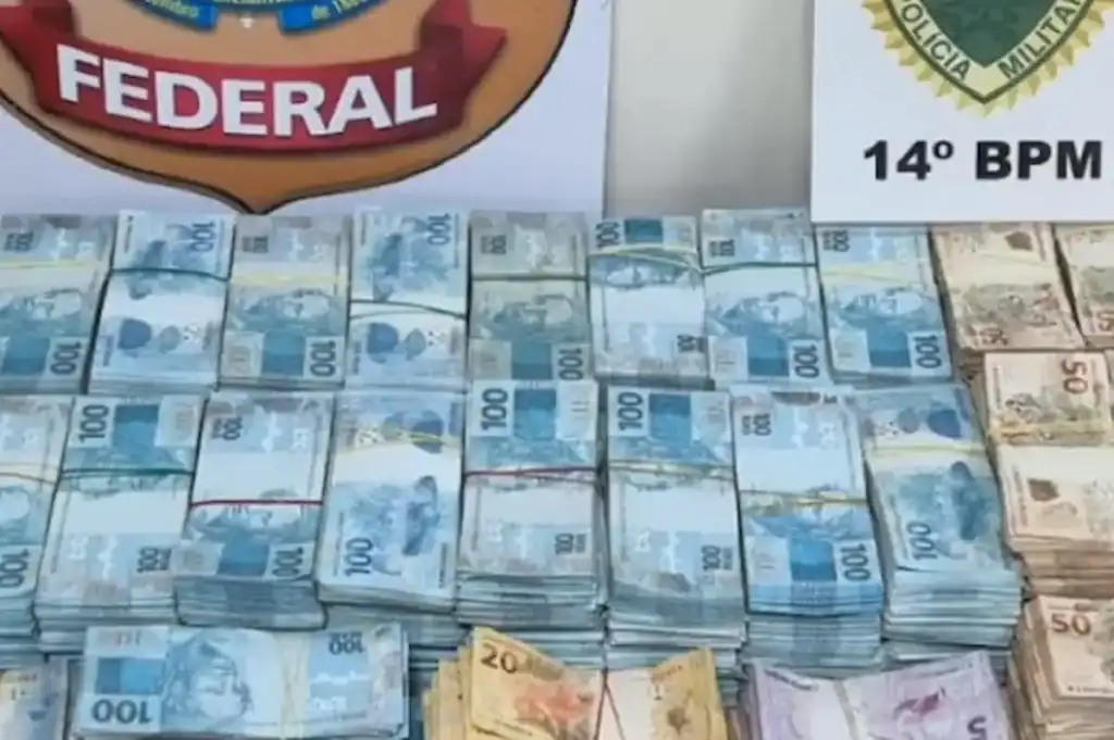 Grande montante de notas de dinheiro em espécie dentro de sacolas