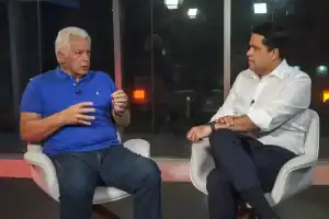 Emerson Leão em entrevista, vestindo terno, no estúdio da CNN
