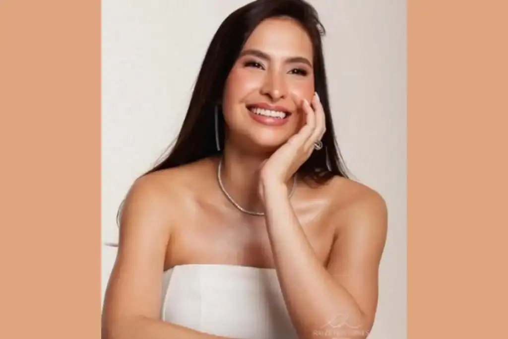 Foto de arquivo pessoal da empresária Rayze Hosternes sorrindo