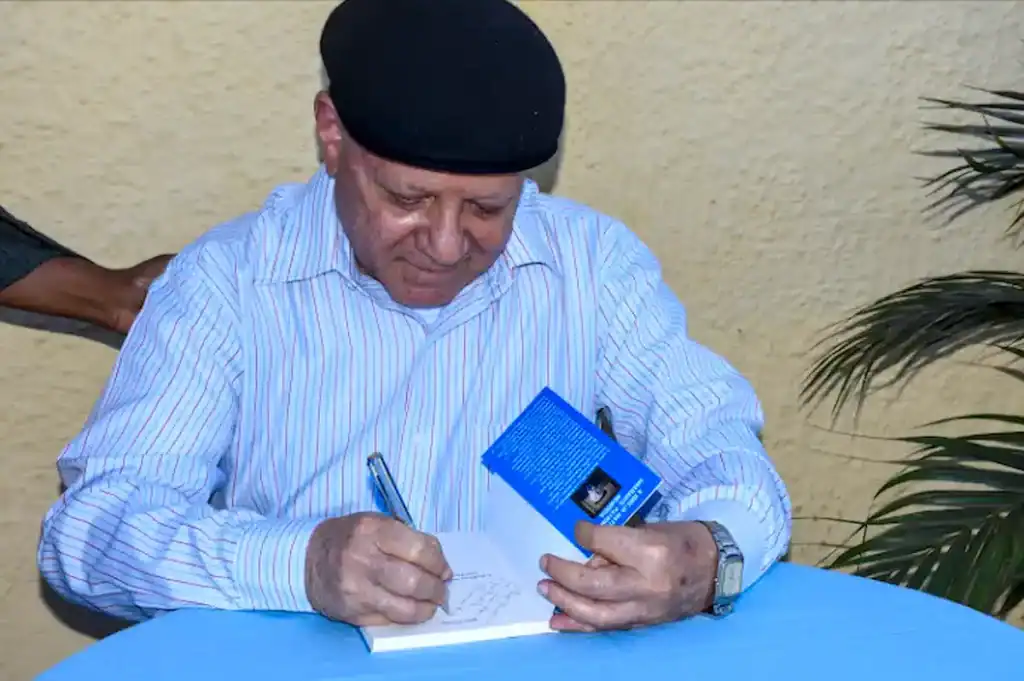 O escritor Marcelino Leal autografa seu livro durante o lançamento da obra sobre a Igreja de São Gonçalo, em Amarante.