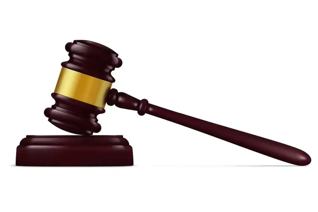 Trabalhador que ficou cego, exibindo a cicatriz no olho atingido por bala de borracha.