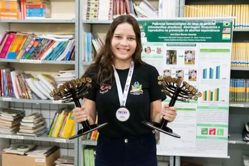 Ana Clara Barros Almeida, a jovem cientista do Maranhão, sorrindo e segurando o certificado de premiação.