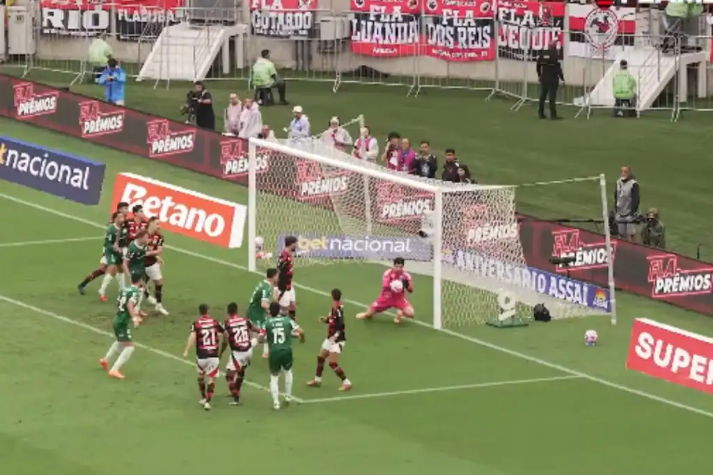 Jogadores do Flamengo e Palmeiras disputam a bola no grande duelo no Maracanã