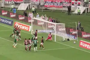 Jogadores do Flamengo e Palmeiras disputam a bola no grande duelo no Maracanã