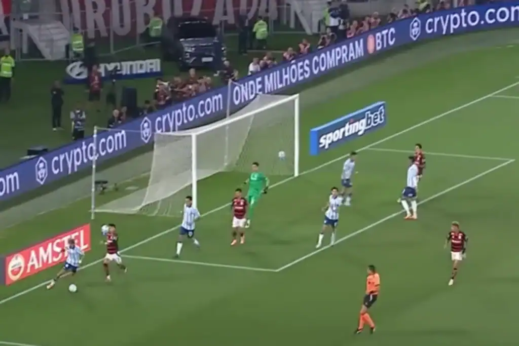Times de Flamengo e Racing perfilados no campo antes da partida da Libertadores