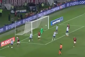 Times de Flamengo e Racing perfilados no campo antes da partida da Libertadores