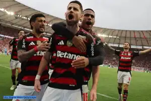 Jogadores do Flamengo em campo no Maracanã, durante partida do Brasileirão.