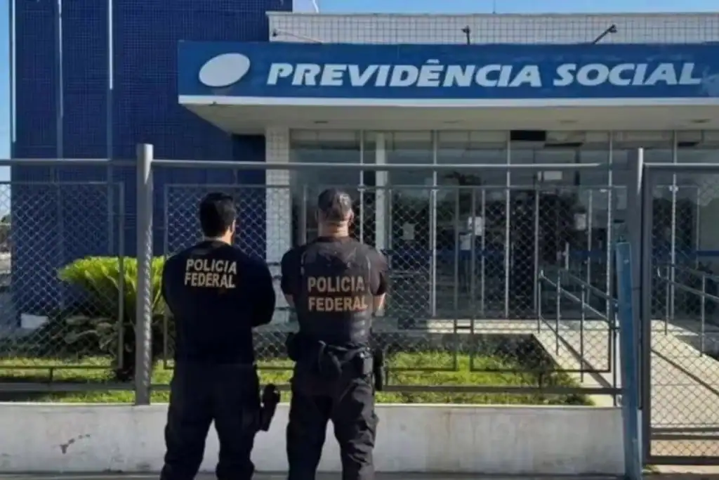 agentes da polícia federal em frente a agência do inss