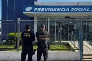 agentes da polícia federal em frente a agência do inss