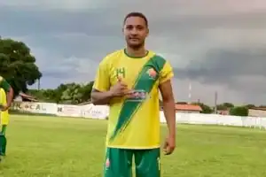 Foto do gerente Fernando Gomes (Didi) sorrindo, usando uniforme de futebol