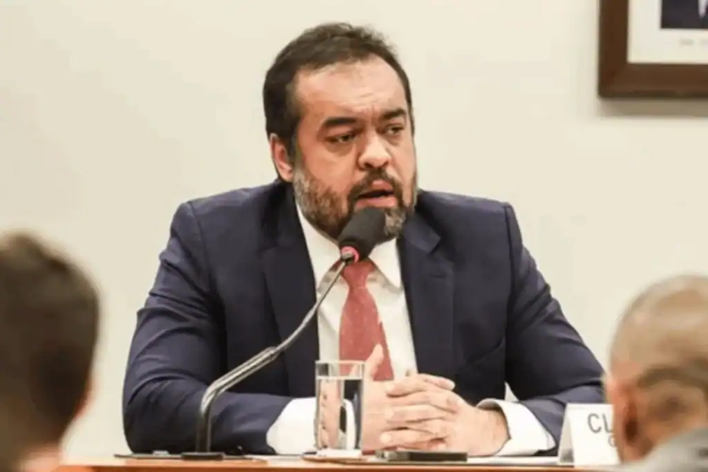 Foto do governador do Rio de Janeiro, Cláudio Castro, em pronunciamento