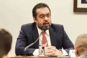 Foto do governador do Rio de Janeiro, Cláudio Castro, em pronunciamento