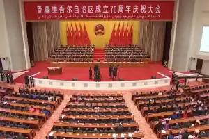 Membros do Partido Comunista Chinês reunidos em assembleia