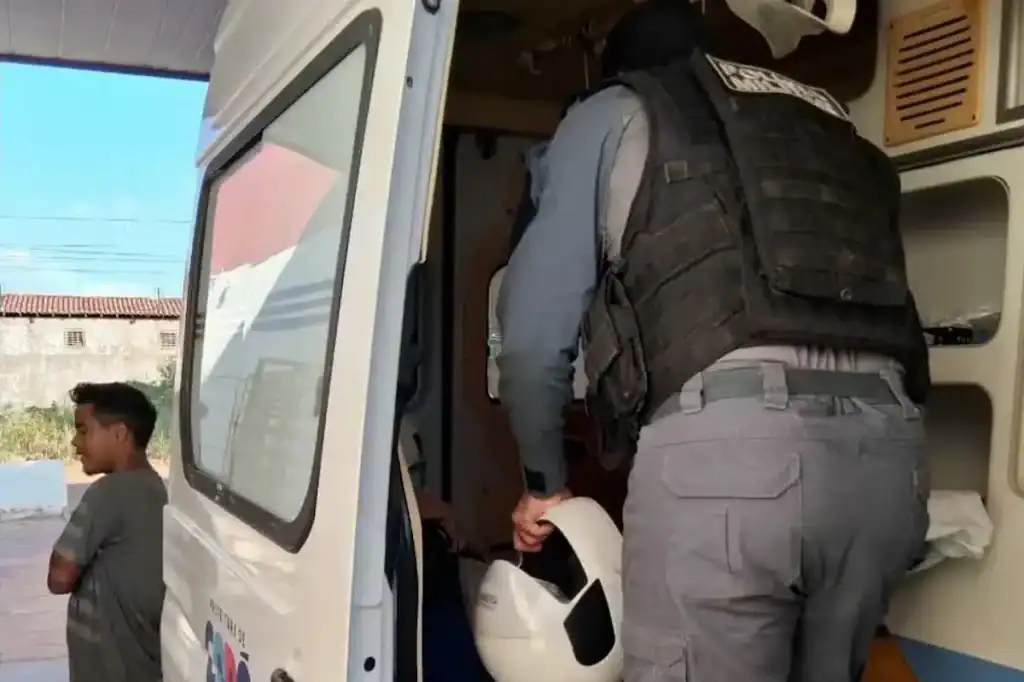 Idosa sendo atendida por socorristas e equipe da PM em viatura