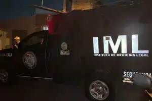 Veículo do Instituto Médico Legal (IML) em via pública.