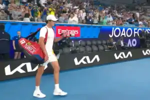 João Fonseca ergue troféu de campeão na Basileia, símbolo do novo tênis brasileiro