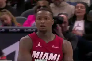 Jogador da NBA em uniforme sendo detido durante investigação