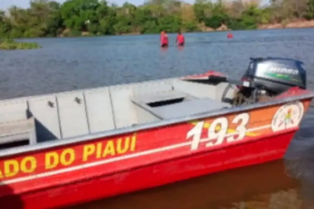 Lancha do Corpo de Bombeiros realiza buscas no Rio Parnaíba após afogamento de menores.