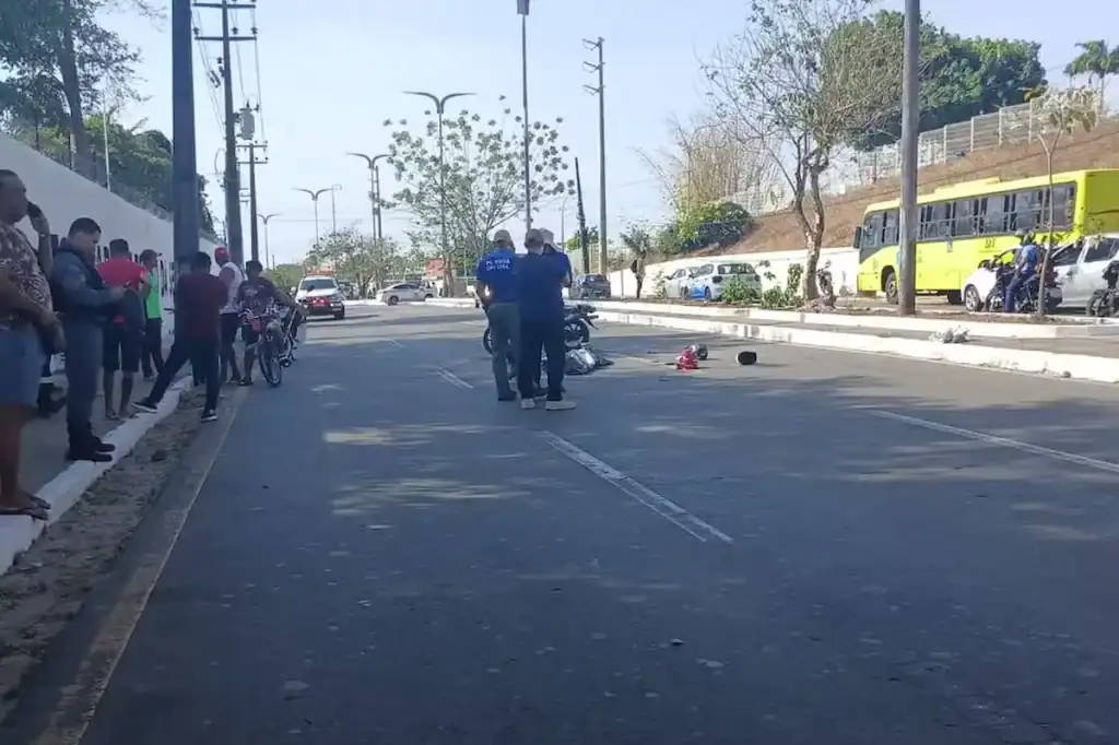 Caminhão-baú e motocicleta envolvidos em colisão na Avenida dos Franceses com equipes de socorro