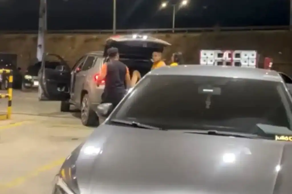 Imagem de carros e pessoas em atitude suspeita durante a confusão no posto