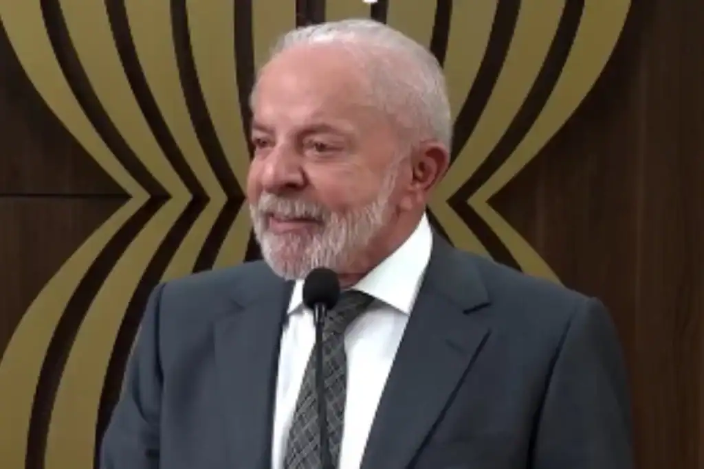 Presidente Lula falando em coletiva de imprensa em Jacarta, Indonésia