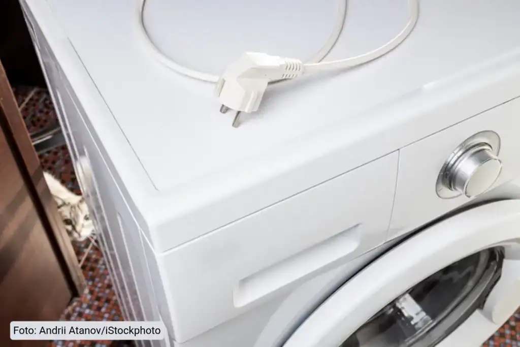 Máquina de lavar roupas e tomada elétrica em uma casa de Brumadinho