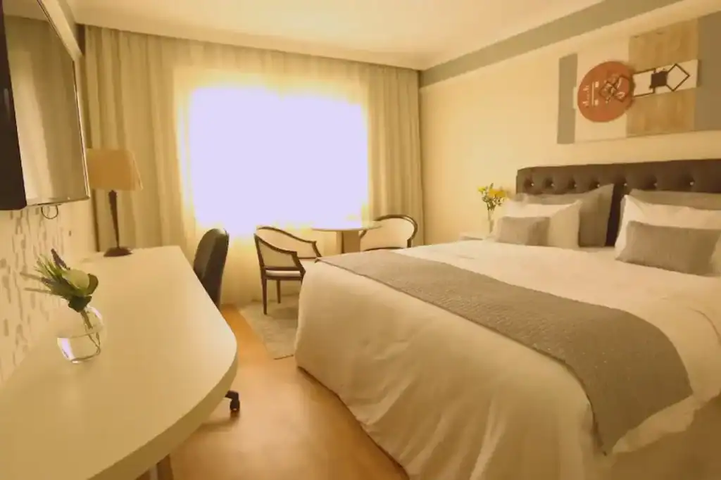 Quarto de hotel com o conforto que todo cliente deseja