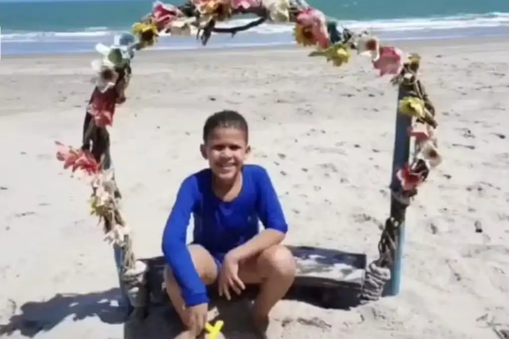 Paulo Lucas Santos Lira, 10, sorrindo em uma praia.