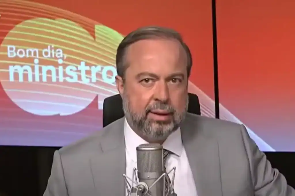 Ministro de Minas e Energia, Alexandre Silveira, durante coletiva de imprensa explicando o apagão.