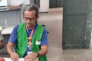 Foto de Manoel Francisco no pátio do CEJA Otacília Ramos, seu local de trabalho