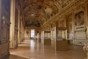 Vista do interior da Galeria d'Apollon, no Museu do Louvre
