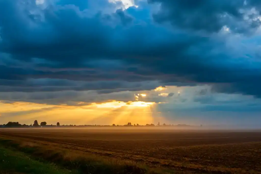 Céu nublado com nuvens carregadas sobre o Sertão do Piauí indicando a chegada da chuva
