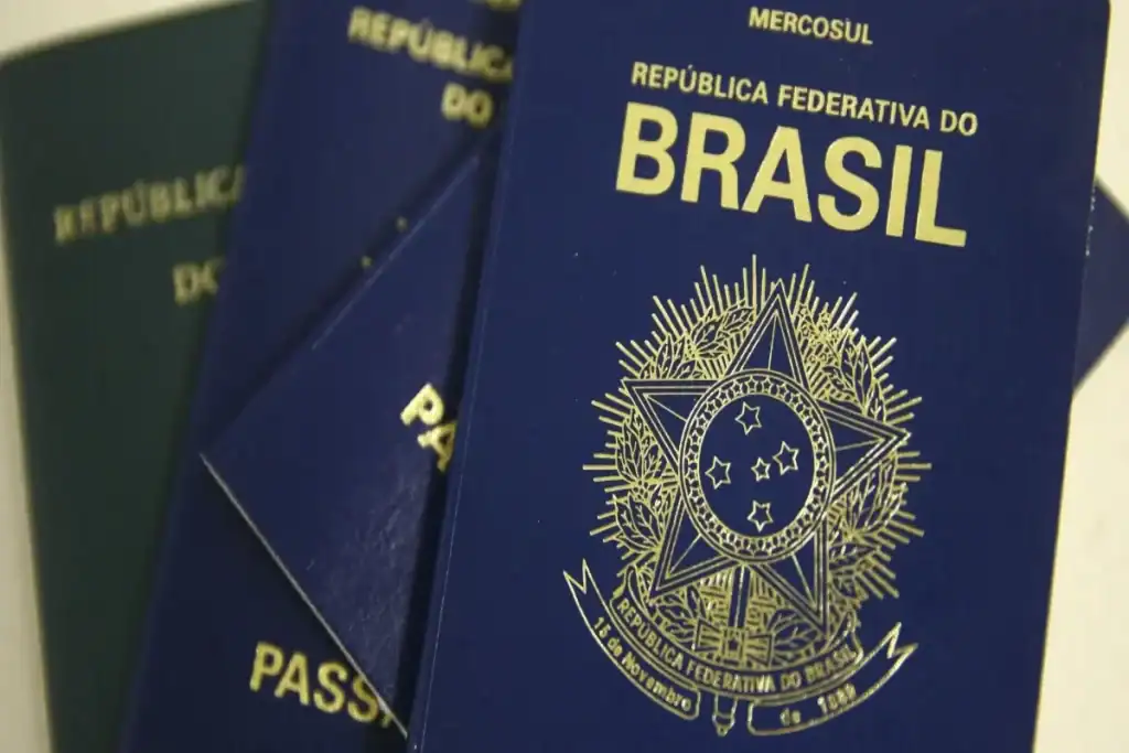 Imagem aproximada de um passaporte brasileiro azul