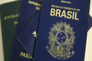 Imagem aproximada de um passaporte brasileiro azul